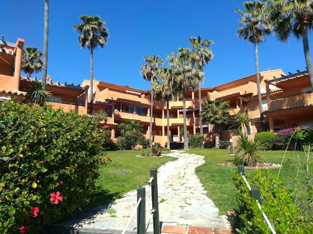 Ogród w obiekcie Luxury three bedroom apartment at Estepona