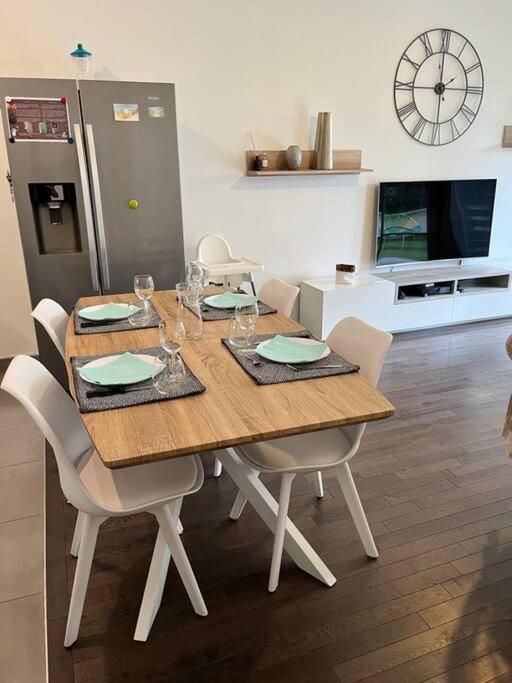 a dining room table with chairs and a kitchen at Apt 6P - Standing RER Tram Paris Orly Velizy in Le Plessis-Robinson