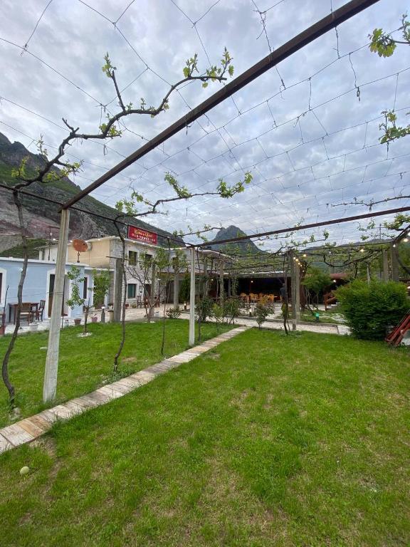 Zahrada ubytování Kulla e Vjeter (Bar Restaurant, Guesthouse, Parking and Camping)