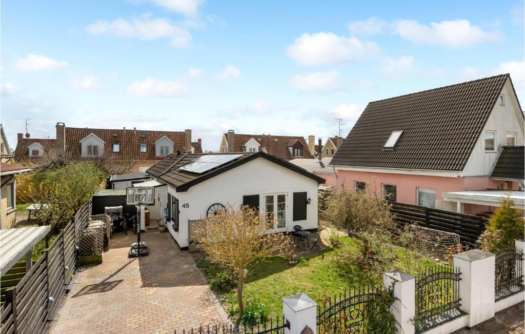 una vista aérea de una casa en un barrio residencial en Gorgeous Home In Kbenhavn S With Kitchen en Copenhague