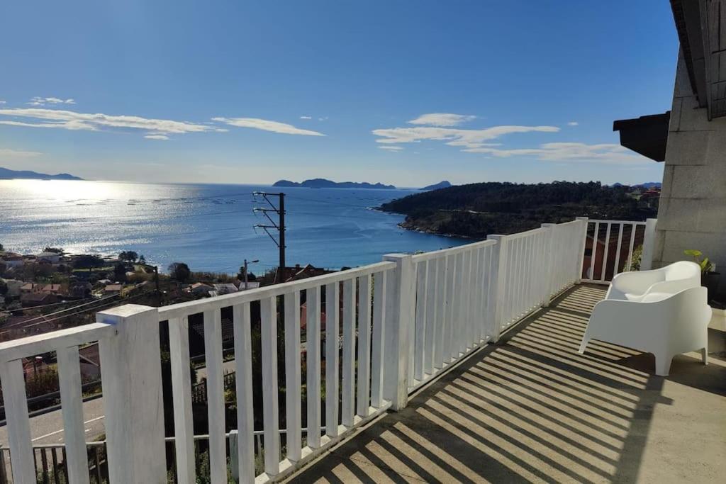 a white balcony with a view of the water at Apartamento nuevo con vistas a las Islas Cíes in Cangas de Morrazo