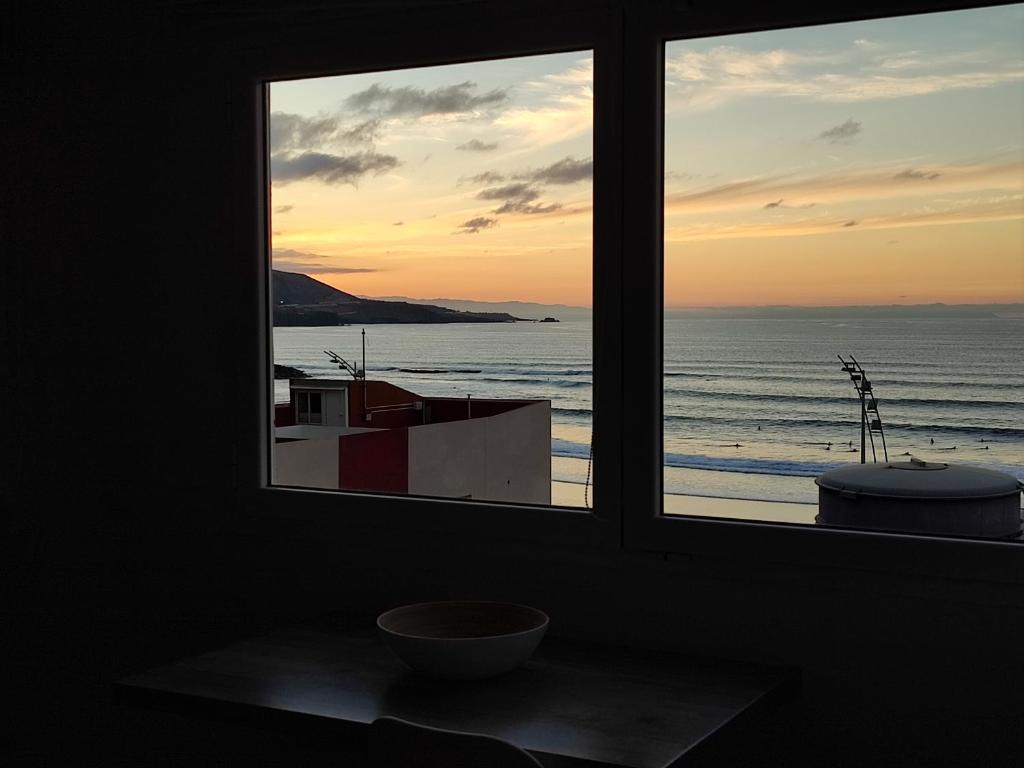 Habitación con ventana y vistas al océano. en Ático en Las Canteras en Las Palmas de Gran Canaria