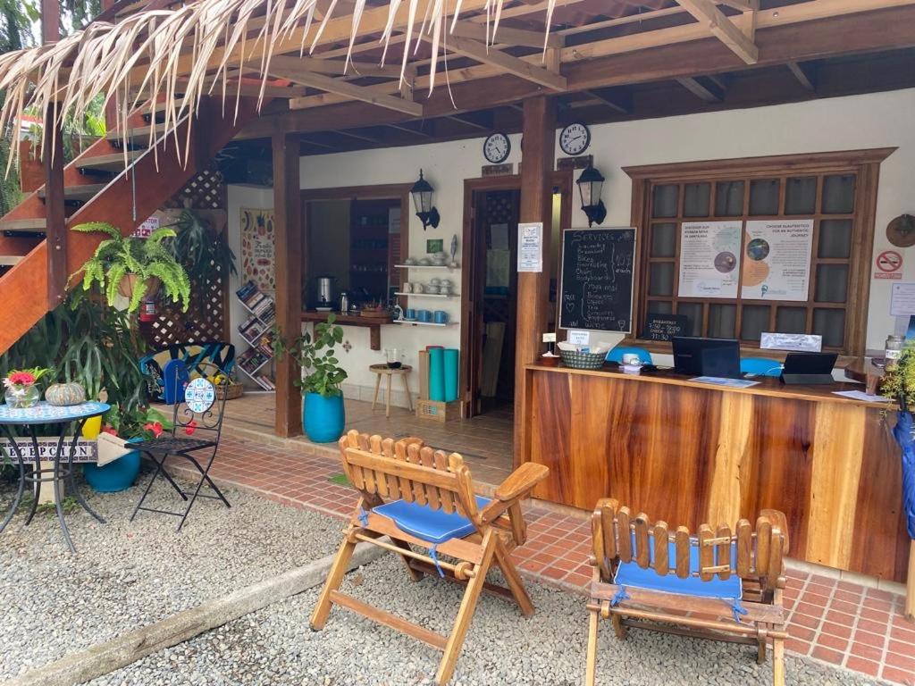 een restaurant met een bar en stoelen ervoor bij Posada Nena Caribe in Puerto Viejo