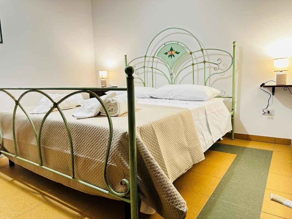 1 dormitorio con 1 cama con marco de metal en Mirodìa, en Sternatia