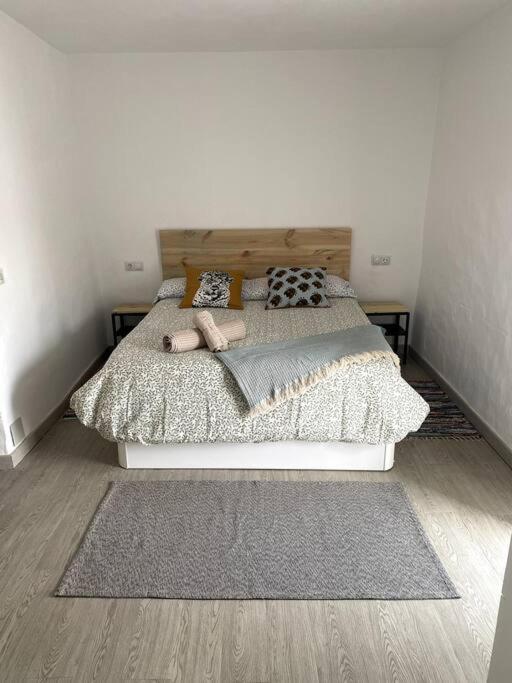 1 dormitorio con 1 cama con alfombra en el suelo en Oasis Álora Naranjos, en Álora
