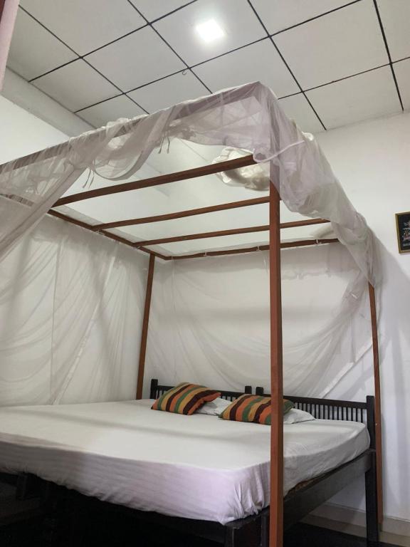 Postel nebo postele na pokoji v ubytování Surf Villa Hiriketiya
