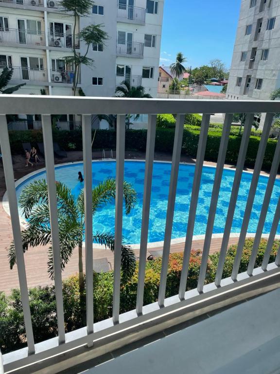 - Balcón con vistas a la piscina en South Residences, en Manila