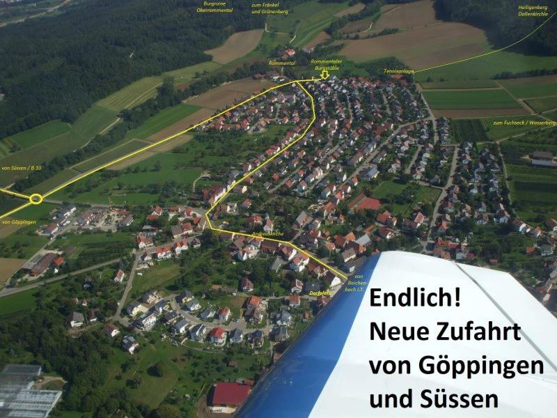 uma vista de uma cidade a partir da asa de um avião em Rommentaler Burgstüble em Schlat