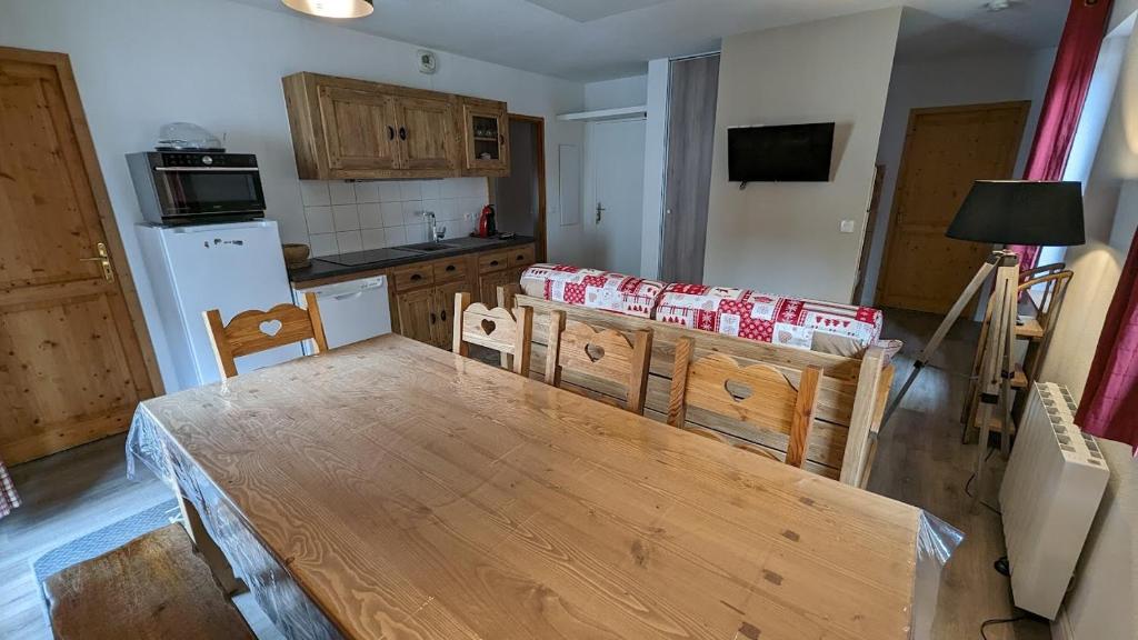 Kuchnia lub aneks kuchenny w obiekcie Appartement 6/8 pers à 200 m des pistes - piscine