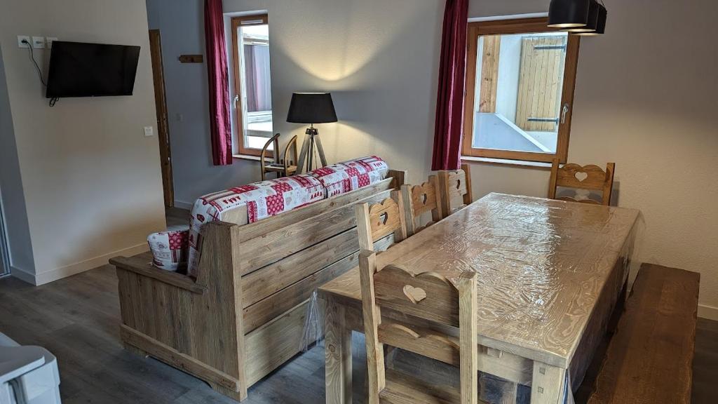 Telewizja i/lub zestaw kina domowego w obiekcie Appartement 6/8 pers à 200 m des pistes - piscine