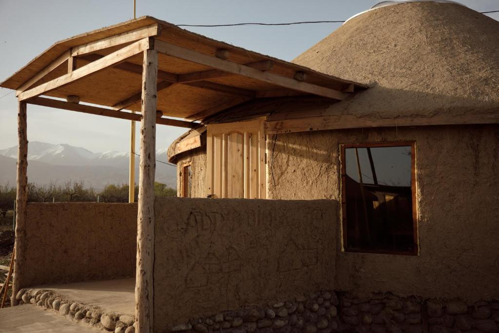 Tong的住宿－Altyn Oimok Yurt Camp，茅草屋顶和窗户的建筑