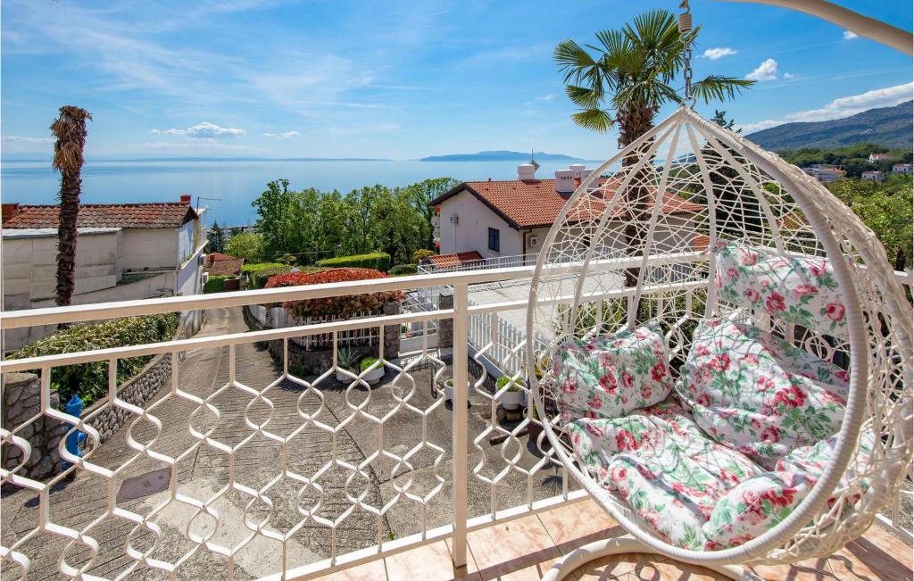 eine Schaukel auf einem Balkon mit Meerblick in der Unterkunft Lovely Apartment In Icici With Kitchen in Ičići