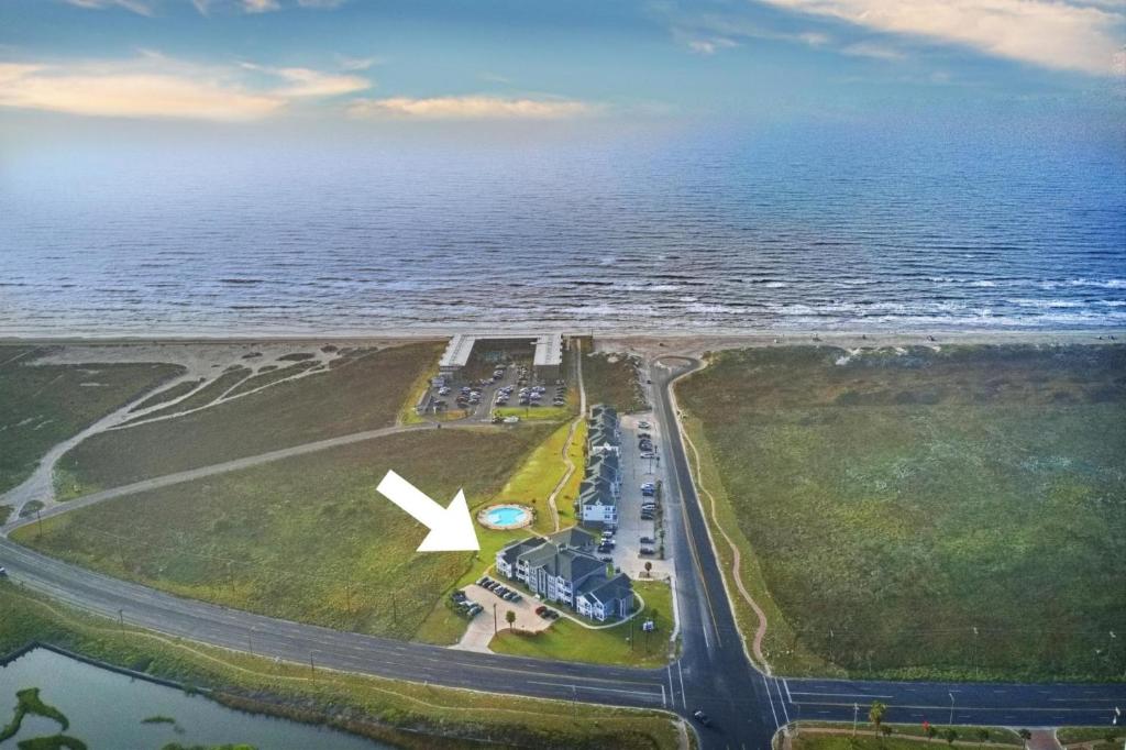 una vista aérea de un aparcamiento junto al océano en Peaceful Seaside Condo-Walking Path to the Beach en Corpus Christi
