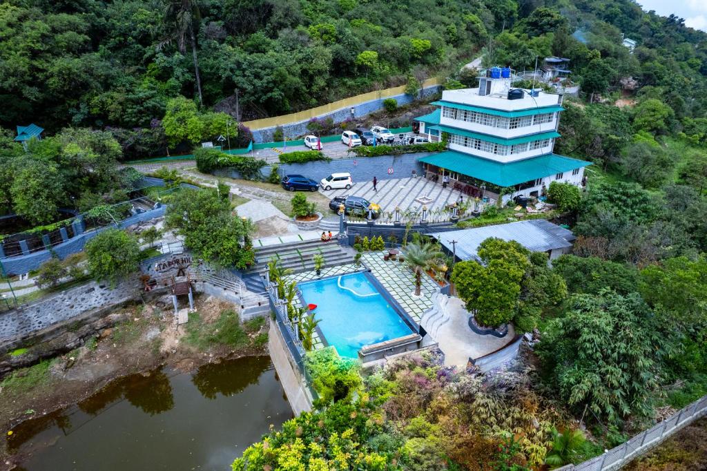 einen Luftblick auf ein Resort mit einem Pool in der Unterkunft Rock Hut Tabor Hills Resort Vagamon in Vagamon