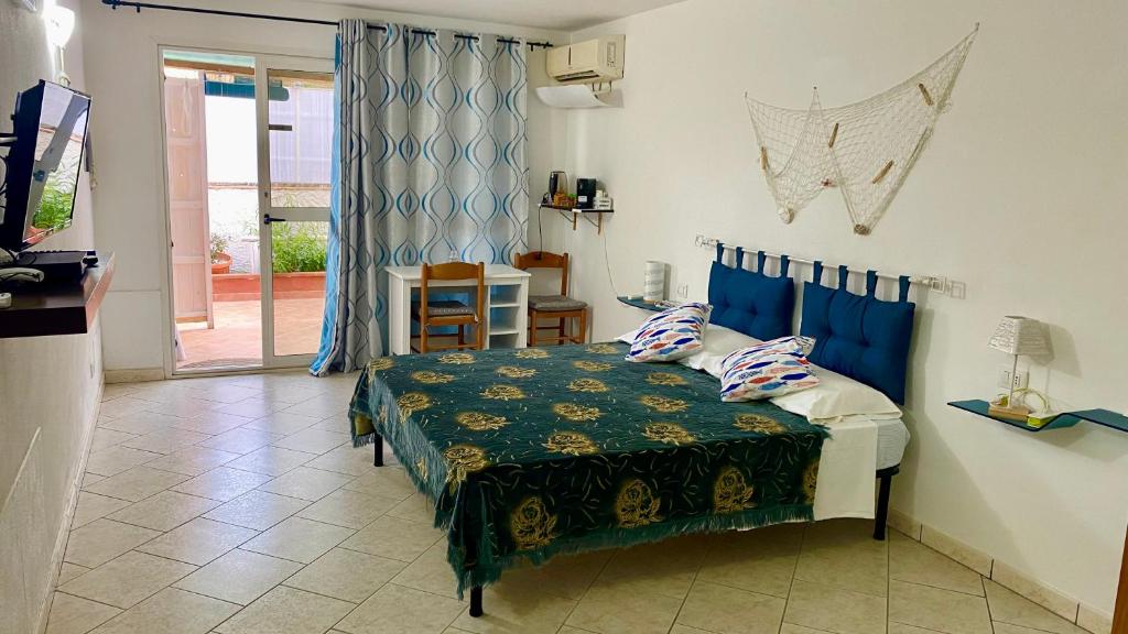 芡歐的住宿－L'Oasi di Chia，一间卧室配有一张床、一张桌子和一个窗户。