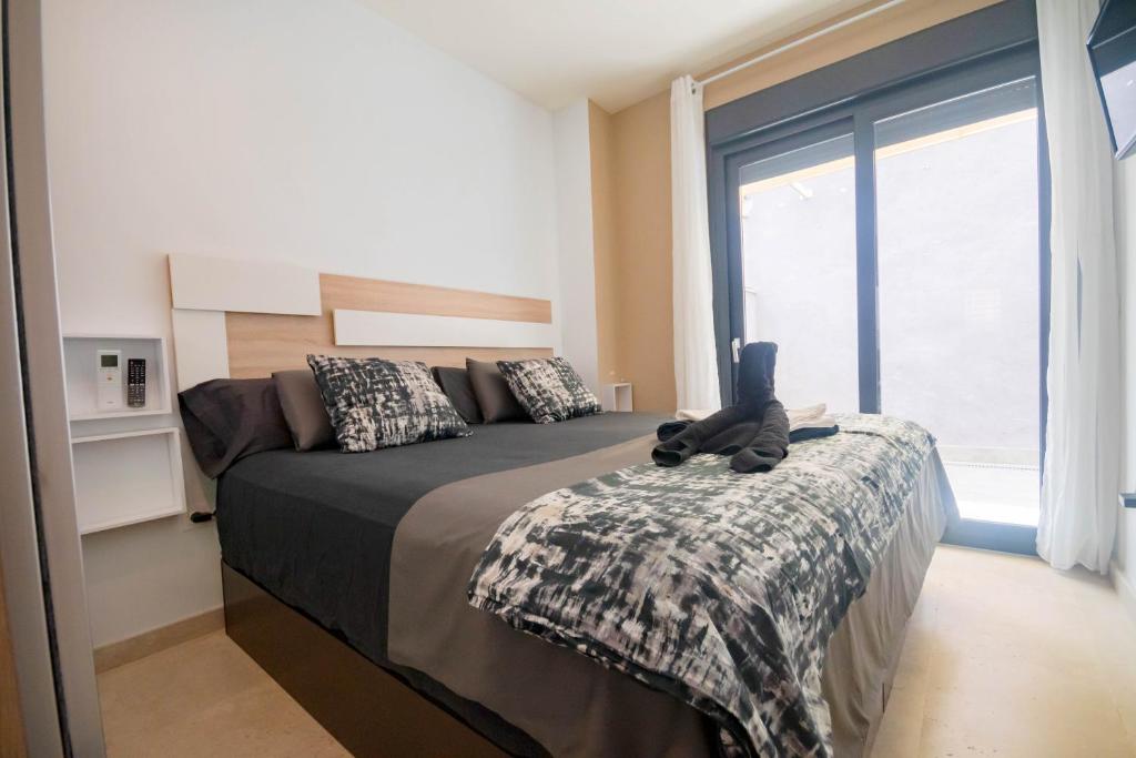 um quarto com uma cama com um computador portátil em For Your Rentals Bonito Apartamento cerca Bernabeu MJU14B em Madri