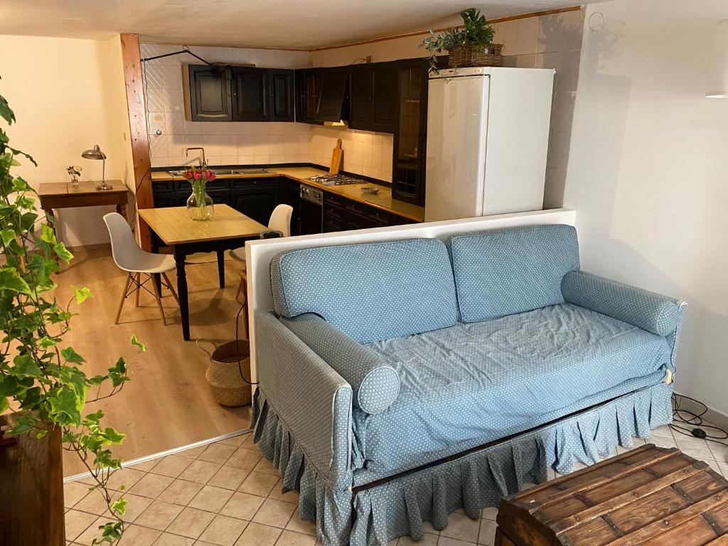 ein Wohnzimmer mit einer blauen Couch in einer Küche in der Unterkunft Pia's Home in pieno centro storico in Palermo