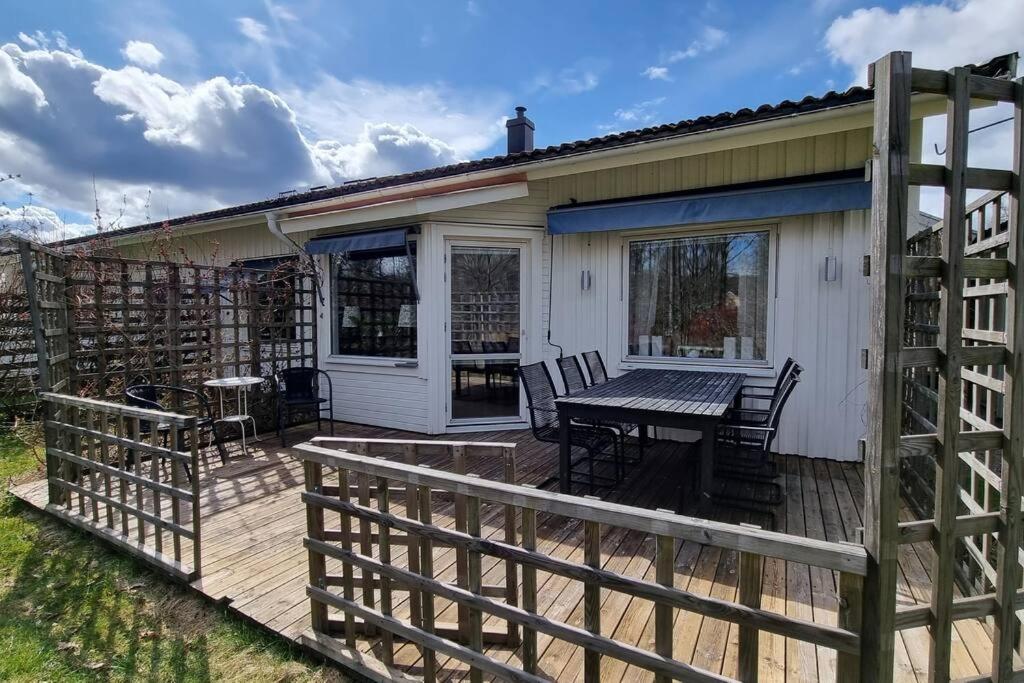 a patio with a table and chairs on a deck at Trivsamt parhus i lugnt område inne i Tranås! in Tranås