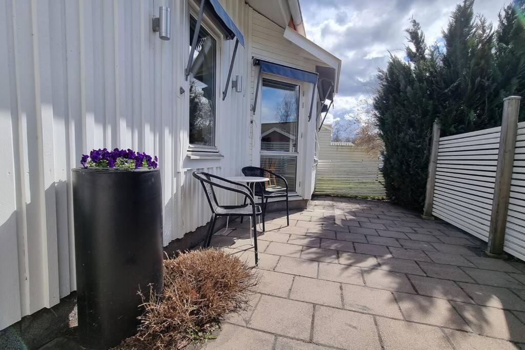 Zahrada ubytování Trivsamt parhus i lugnt område inne i Tranås!
