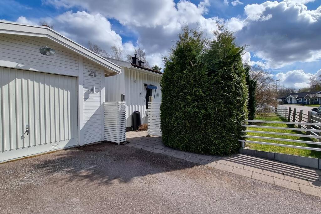Zahrada ubytování Trivsamt parhus i lugnt område inne i Tranås!