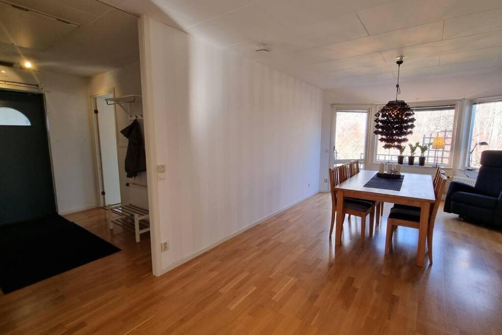 Posezení v ubytování Trivsamt parhus i lugnt område inne i Tranås!