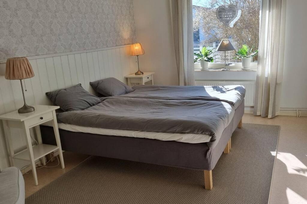 Postel nebo postele na pokoji v ubytování Trivsamt parhus i lugnt område inne i Tranås!
