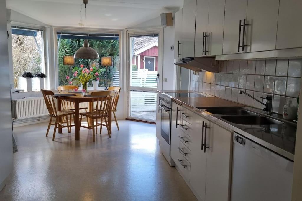 Kuchyň nebo kuchyňský kout v ubytování Trivsamt parhus i lugnt område inne i Tranås!