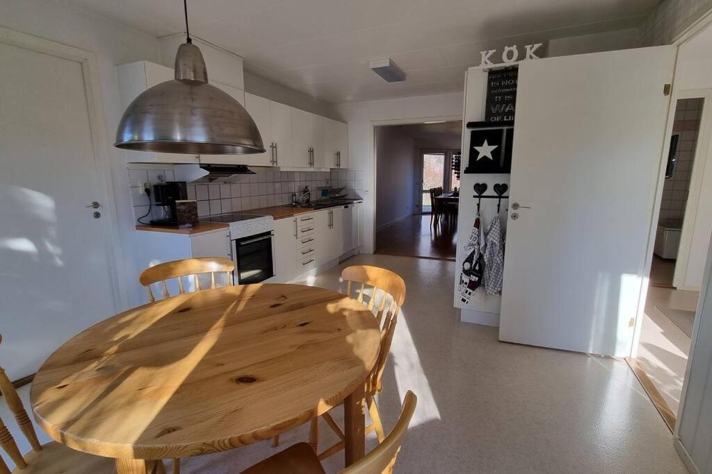 Kuchyň nebo kuchyňský kout v ubytování Trivsamt parhus i lugnt område inne i Tranås!
