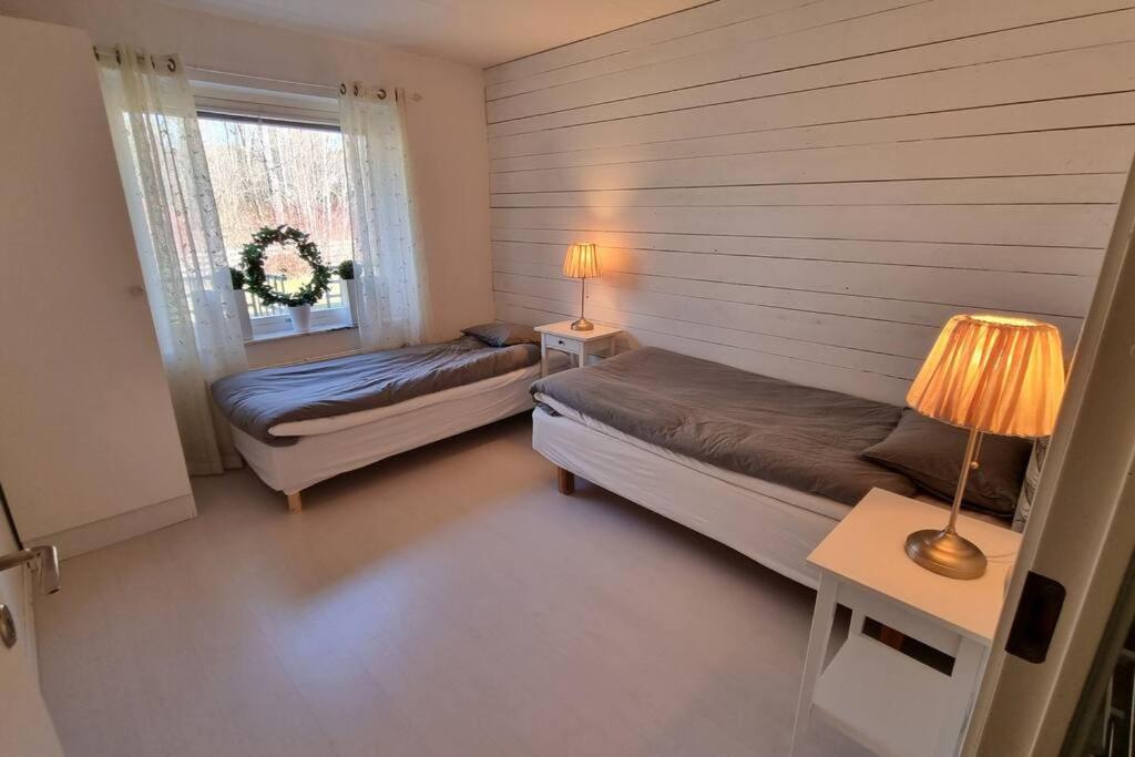 Postel nebo postele na pokoji v ubytování Trivsamt parhus i lugnt område inne i Tranås!
