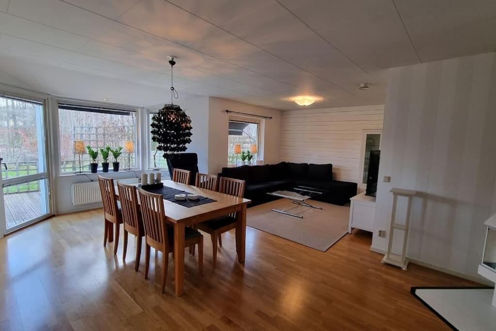 Posezení v ubytování Trivsamt parhus i lugnt område inne i Tranås!