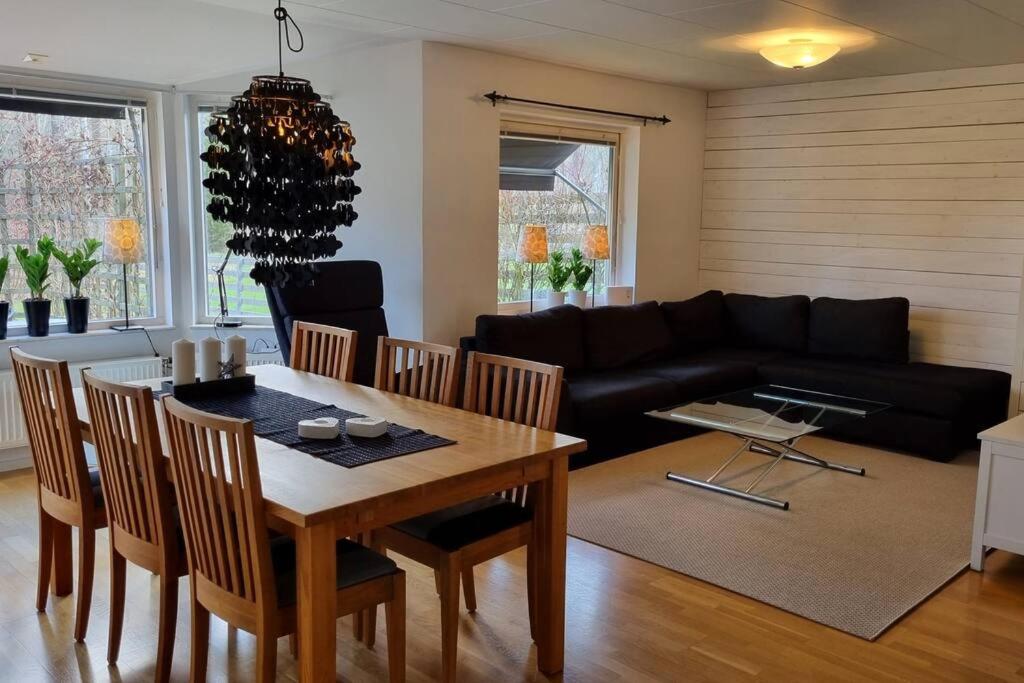 Posezení v ubytování Trivsamt parhus i lugnt område inne i Tranås!