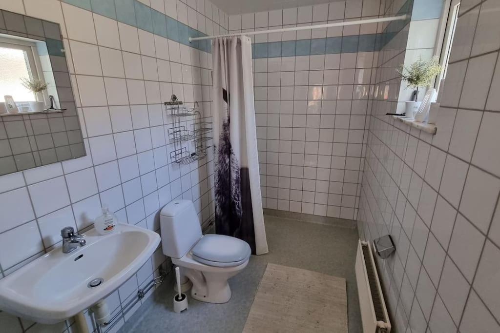 Koupelna v ubytování Trivsamt parhus i lugnt område inne i Tranås!