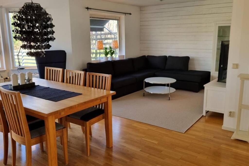 Posezení v ubytování Trivsamt parhus i lugnt område inne i Tranås!