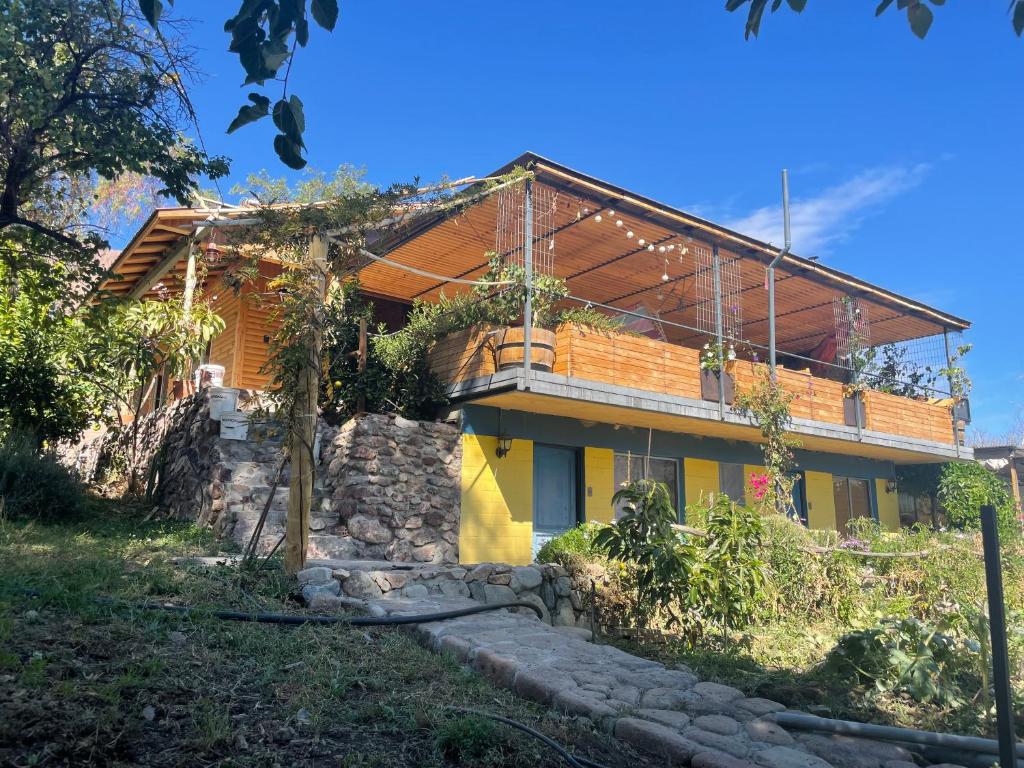 una casa en una colina con en Cabalgatas y Alojamiento LocuraChile, en Hurtado