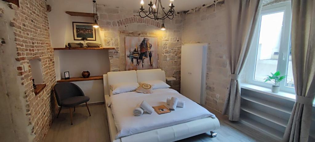 Posteľ alebo postele v izbe v ubytovaní Studios Kadena Trogir - 18th century stone house