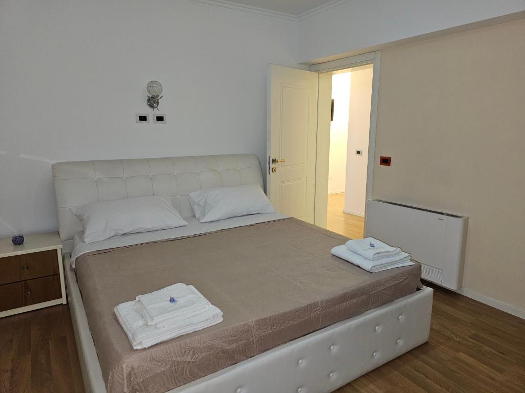 Postel nebo postele na pokoji v ubytování Tirana Central Exclusive