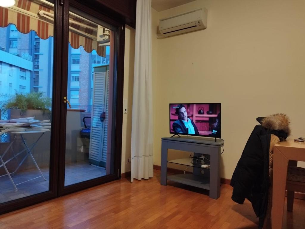 Televízia a/alebo spoločenská miestnosť v ubytovaní Appartamento Costantini