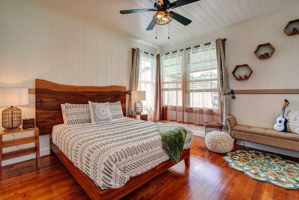 een slaapkamer met een bed en een plafondventilator bij NEW Paddler's Inn- 3BR Hilo Downtown in Hilo
