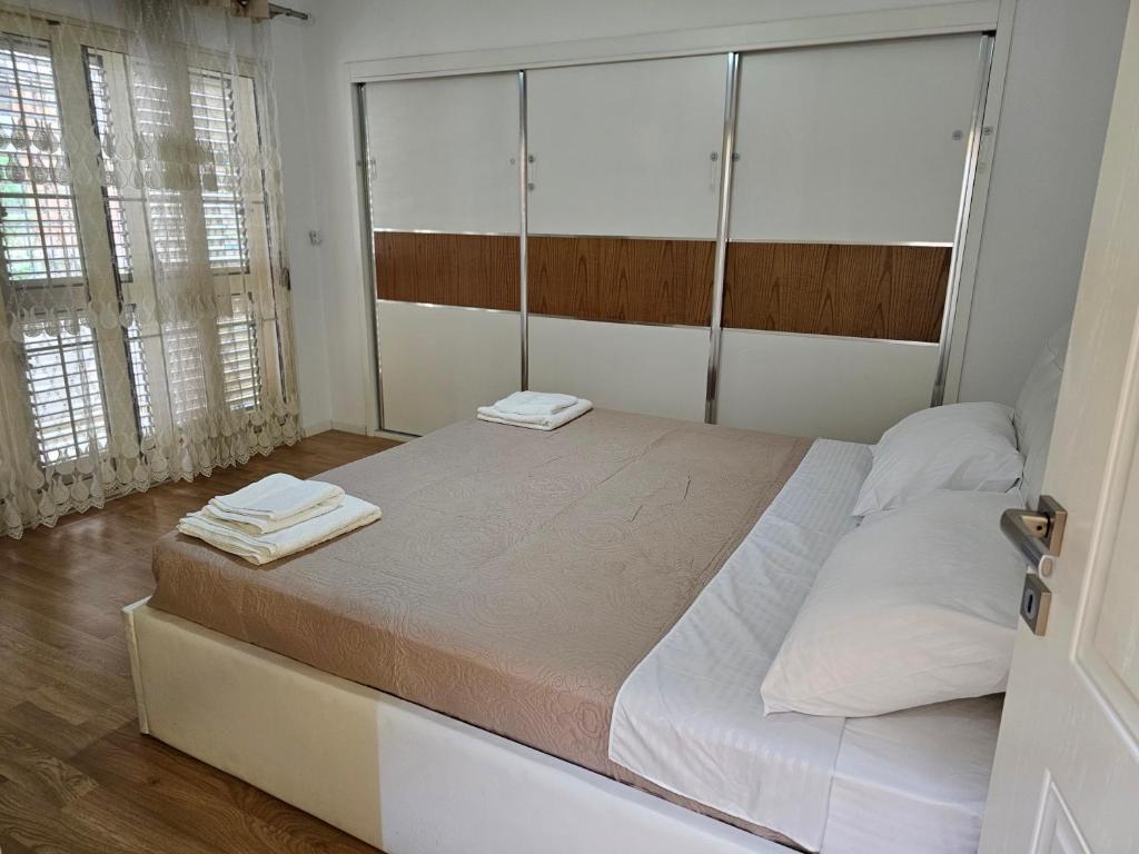 Postel nebo postele na pokoji v ubytování Tirana Central Exclusive