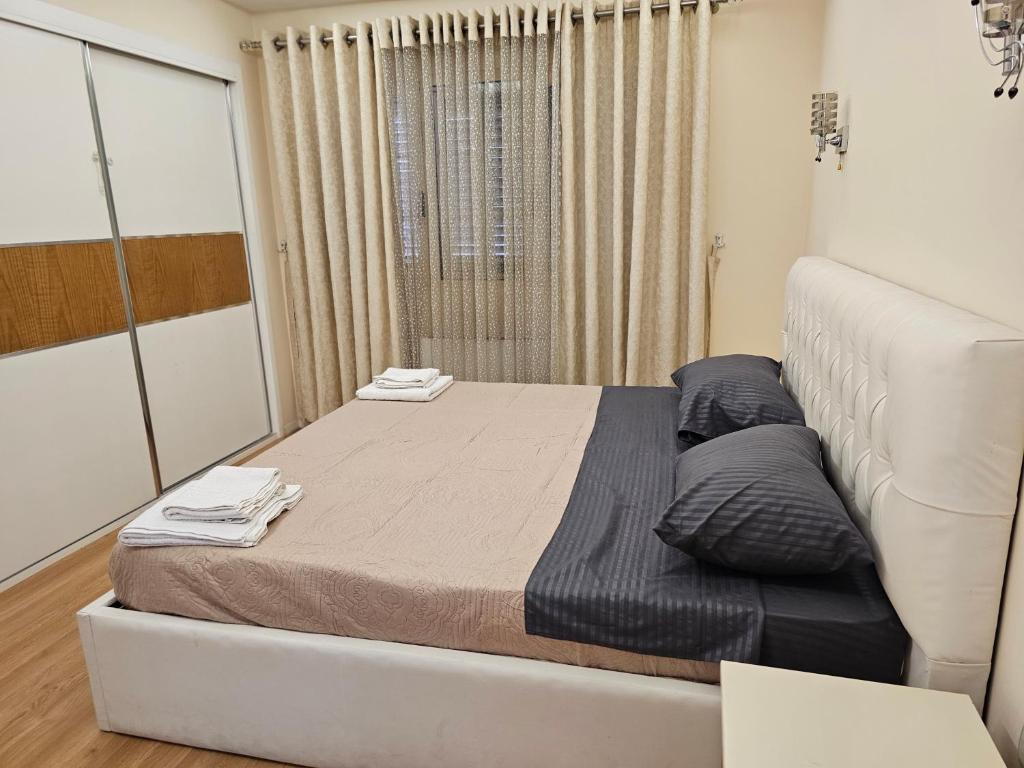 Postel nebo postele na pokoji v ubytování Tirana Central Exclusive