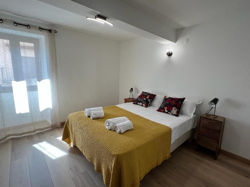 Un dormitorio con una cama con dos toallas encima. en A COLETTA, en Piana