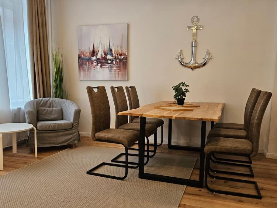 a dining room with a table and chairs at Central City White Line in Kiel