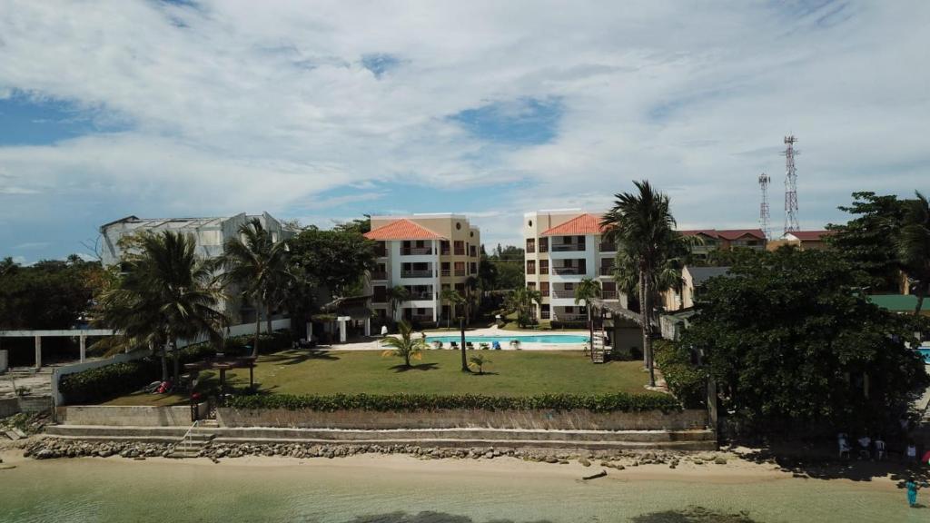 een uitzicht op een resort met een zwembad bij Marechiaro - Apartamento Vista Al Mar - Playa Juan Dolio in Juan Dolio