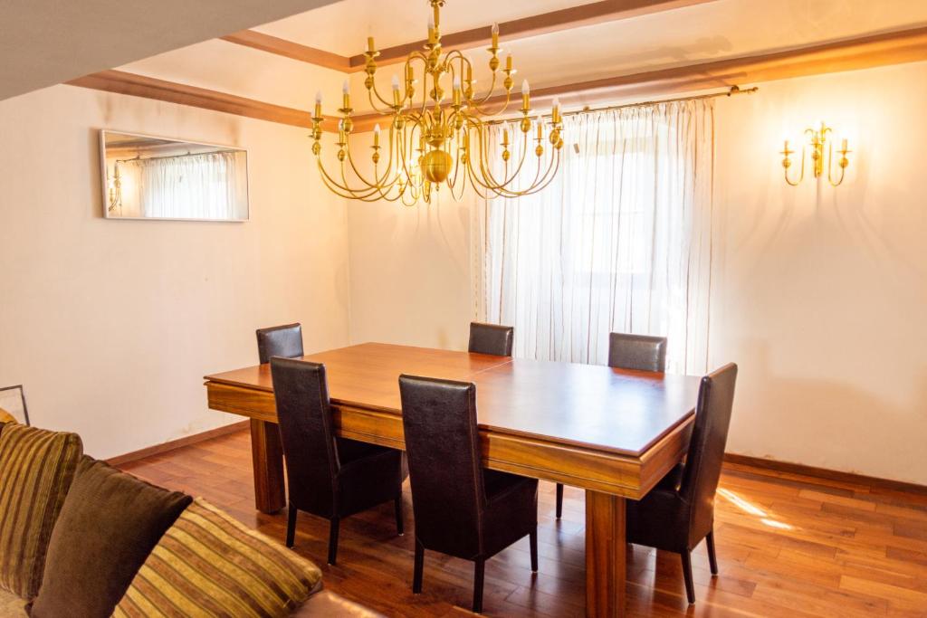 的住宿－Kaštieľ Pravenec，餐桌、椅子和吊灯