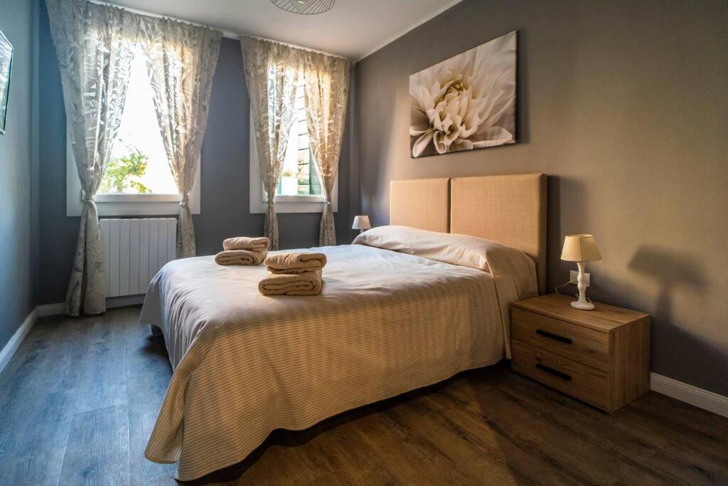 ein Schlafzimmer mit einem Bett mit zwei Handtüchern darauf in der Unterkunft Casa Enrico e Anna in Mestre