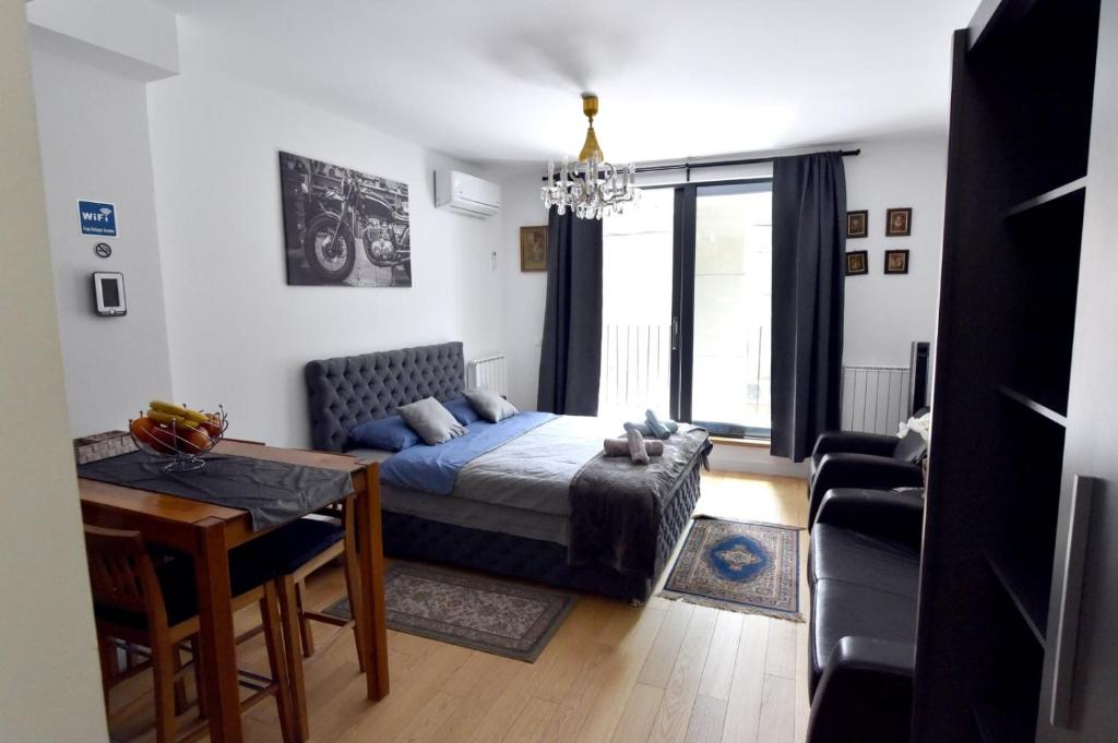 ein Wohnzimmer mit einem Sofa und einem Tisch in der Unterkunft Tayson Square Dorcol New Location free garage in Belgrad