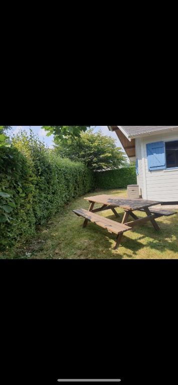 Vonkajšia záhrada v ubytovaní Gîte chalet bleu soleil