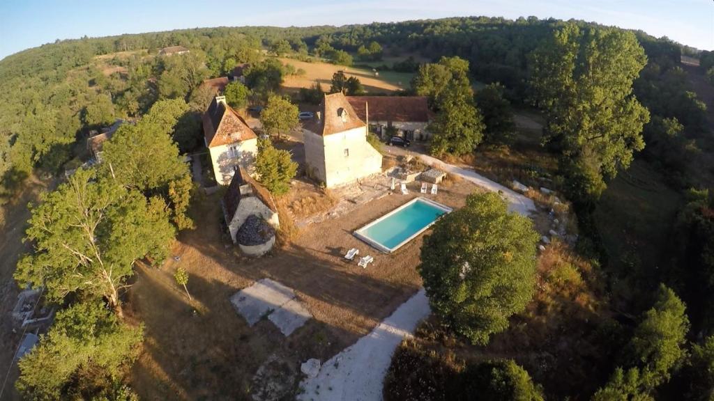 eine Luftansicht eines Anwesens mit Pool in der Unterkunft La ferme de Roquedure in Montfaucon