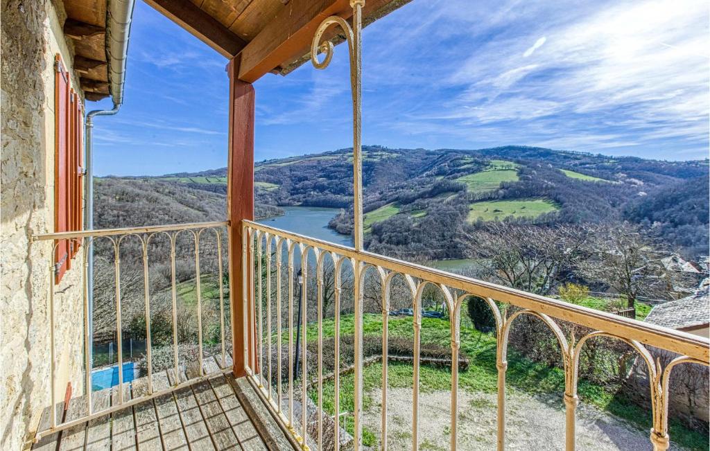 Castelnau-de-MandaillesにあるGorgeous Home In Castelnau D Mandailles With Outdoor Swimming Poolの川と山の景色を望むバルコニー