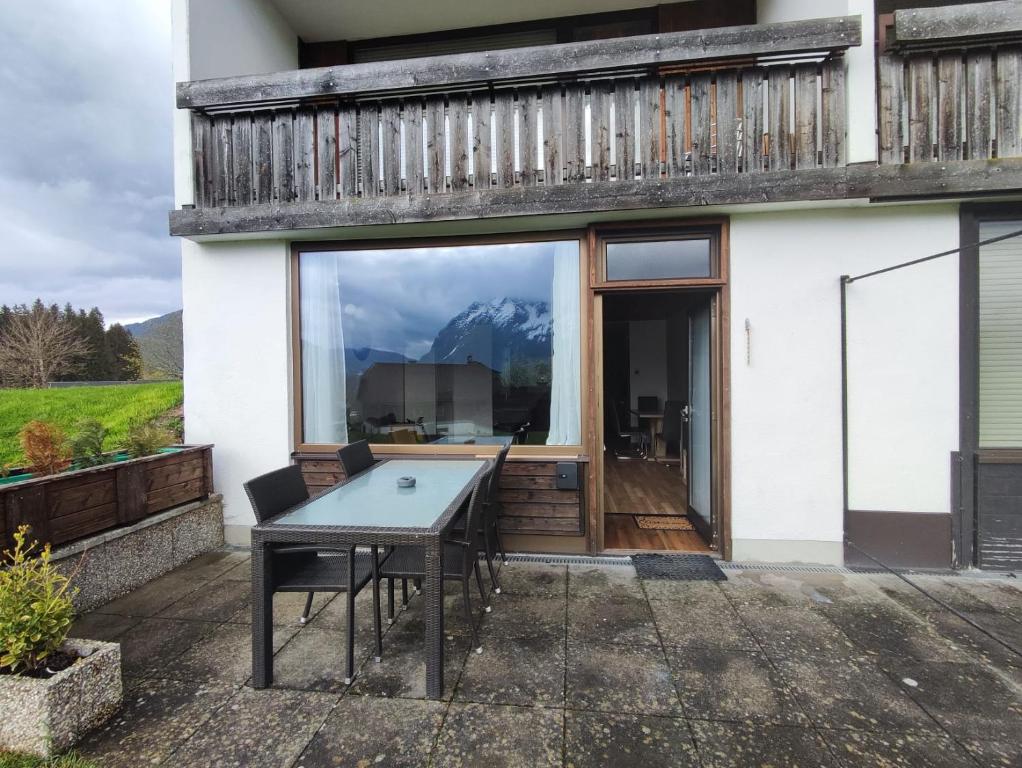 d'une terrasse avec une table et une vue sur la montagne. dans l'établissement Apartment Renata Irdning Pichlarn, à Aigen im Ennstal